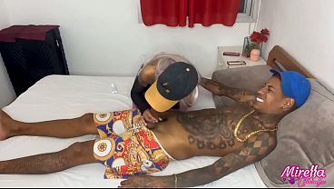 MUITO GOSTOSA ESSA MAGRINHA SENTANDO