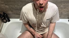 First Gay Pissing Vlog in History (and It&#039;s Hot)