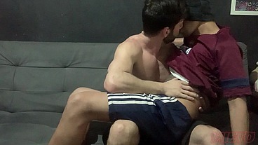 Anônimo deu gostoso no sofá
