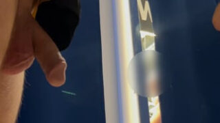 Amateurs franceses con pollas grandes hacen pajas calientes y juegan con los pies y luego follan a pelo en público POV