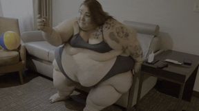 SpanxBeluga Makes Quick Work of Matt on the Sofa (mp4)