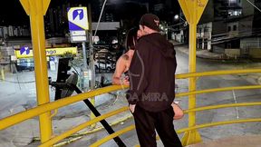 fodendo com um pauzudo na ponte com todo mundo olhando - adoro foder em publico