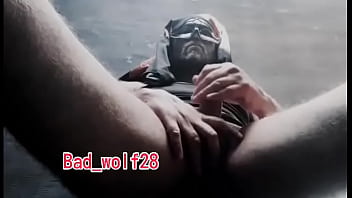 الرجل الأعزب لديه رغبة قوية في الاستمتاع بجسده والتأمل في عجائب المتعة الجنسية bad wolf28