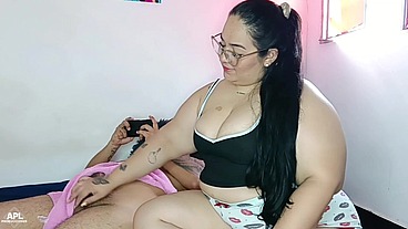 La puta de mi hermastra no me puede en toalla porque quiere tocar mi verga - Historia completa