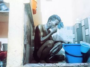 Wash the mud and shampoo while taking a bath