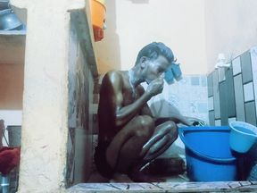 Wash the mud and shampoo while taking a bath