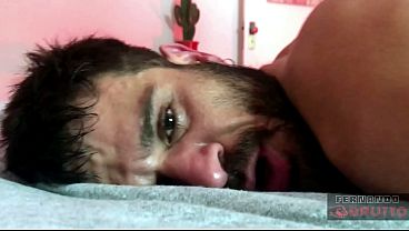 Fernando Brutto &eacute_ dominado e d&aacute_ gostoso pro macho peludo e suado.