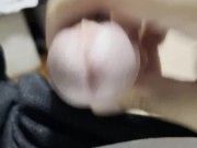 il porco sborra una calda sborra con la sua mano sega e schizzo