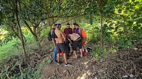 se aventurando na floresta!