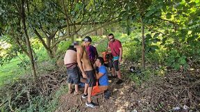 se aventurando na floresta!