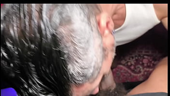 Novinho casado roudao nao aguentou o tesao na cabe&ccedil_a da sua roloa e me procurou pra gozar