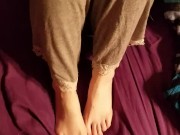 Jerking off to cute feet
