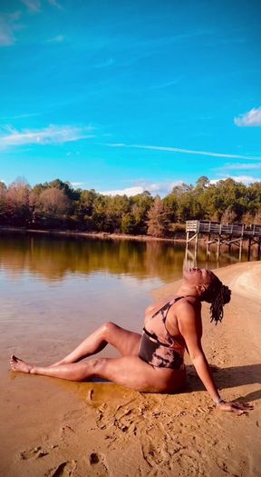 EBONY COUGAR TWERKING ON THE BEACH IN A SWIMSUIT