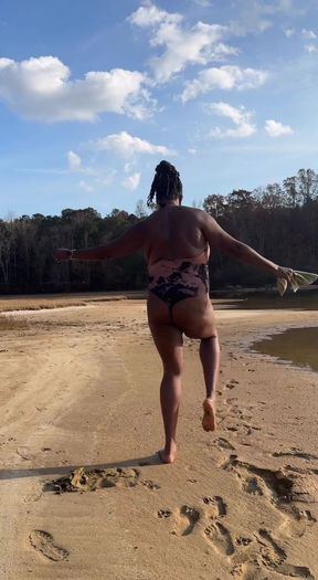 EBONY COUGAR TWERKING ON THE BEACH IN A SWIMSUIT