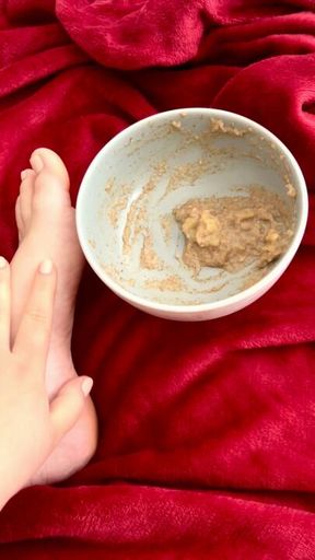 Watch me rub my pretty feet with weetabix👅