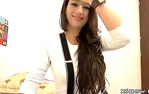 Horny chinese babe cumming