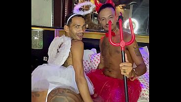 Eu convido todos voc&ecirc_s pra ver esse diabinho botelhando esse anjinho safado e enchendo ele de leite