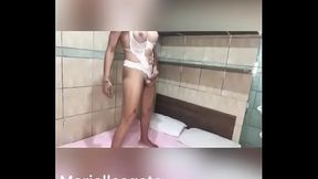 Fiquei no hotel esperando dar hora de viajar fiquei com tesao e gozei gostoso