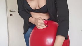 Delicious moment with my red balloon!