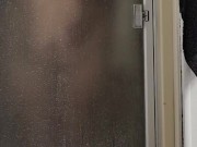 Aprovecho que mi compañera de cuarto se esta duchando para cojermela