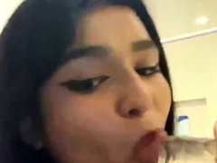 Amateur brunette double toying on webcam