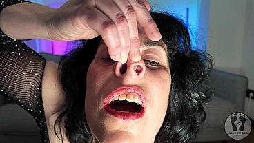 EMMA SMILE MILF SHOWS HER NOSTRILS PRESSING HER NOSE FETISH