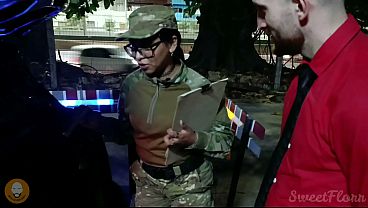 Oficial de transito me requisa el baul del auto y yo le rompo la concha y me corro en su cara 2 VECES. PELACONBARBA Ft. SWEETFLORR