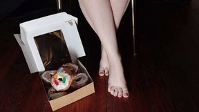 M - Yummy Glazed Foot Donuts