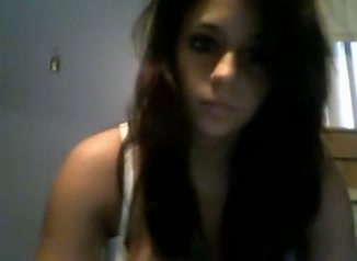 Amateur sexy buxom webcam hottie pulled down her top to show tits