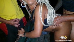 gangbang com novinha gostosa no mato dogging com varios!
