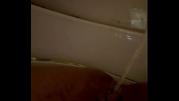Peituda fazendo xixi gostoso pra se aliviar amador real