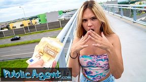 Public Sex Sie zeigt ihre Titten und ihren Arsch auf einer Brücke und hat Sex mit einem Fremden