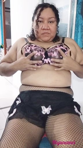 Colombian mommy slut Mei, fucked by huge black cock and deep throat Man uses the old system of picking up girls in his