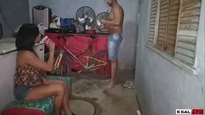 Fodeu a amiga da esposa no quintal de casa