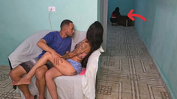 SEXO ARRISCADO com amiga da ESPOSA pego no flagra