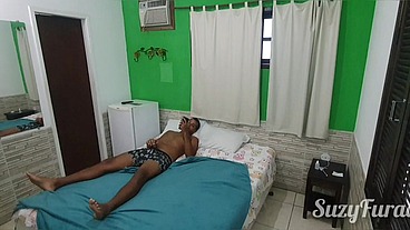 Peguei meu marido assistindo pornô, resolvi ajudar e o safado me fudeu gostoso e gozou na minha bunda