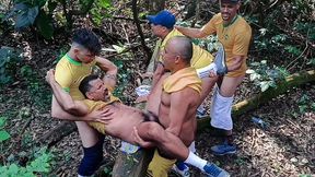 no final do jogo do brasil todos foram terminar a festa no meio da mata fudendo gostoso