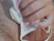 Me masturbo con las bragas de una amiga hasta llenarlas de semen
