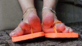 Dolce Amaran winggling toes wearing orange flip flops for MOBILE devices - BBW - TOES WIGGLING - FLIP FLOPS - GROUND POV