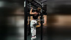 Muscle Mommy Pull-Up: Virgin Pussy Flash Gym Live