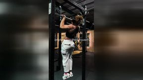 Muscle Mommy Pull-Up: Virgin Pussy Flash Gym Live