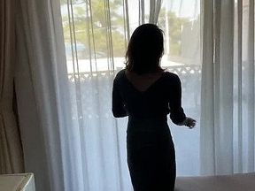 温泉旅行中に寝っちゃったイケメン男を主観手コキフェラ抜きと激しい騎乗位でお仕置きしました