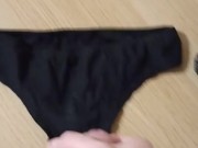 Ich wichse auf die Unterwäsche meiner Nachbarin