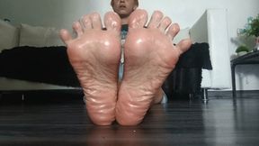 Beautiful wrinkled soles on small feet (4)