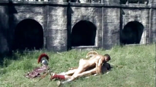 Utomhus grov knullning mellan två muskulösa killar slutar med en stor kuk som sprutar en krämig cumshot efter en slafsig avsugning