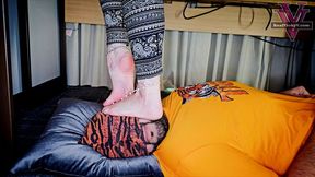 Vicky's slave gets trampled for being late: Trampling, Face Standing, Foot Domination, Men Following Orders- 4k