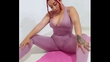 Un profesor de yoga, muy pervertido se folla duro a una culona de cabello rojo.
