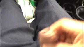 uber - botei o pau pra fora no carro e comecei a bater punheta do lado do meu tio ate fozar