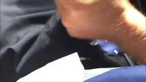 uber - botei o pau pra fora no carro e comecei a bater punheta do lado do meu tio ate fozar