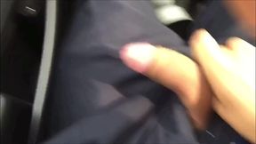 uber - botei o pau pra fora no carro e comecei a bater punheta do lado do meu tio ate fozar